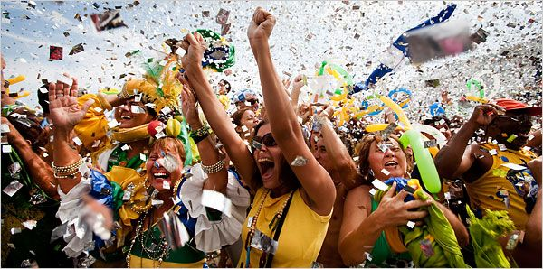 Torcida brasileira vibrando com chuva de papel picado